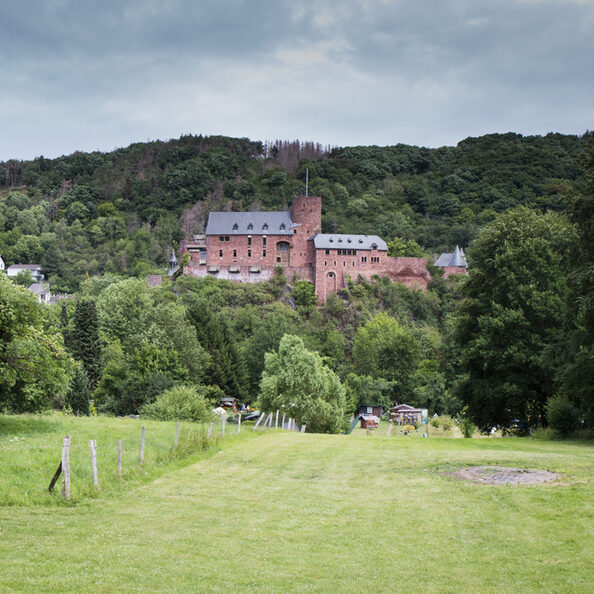 Blick über das Rurtal auf Burg Hengebach