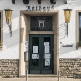 Rathaustür Heimbach mit diversen Meldungen an der Tür
