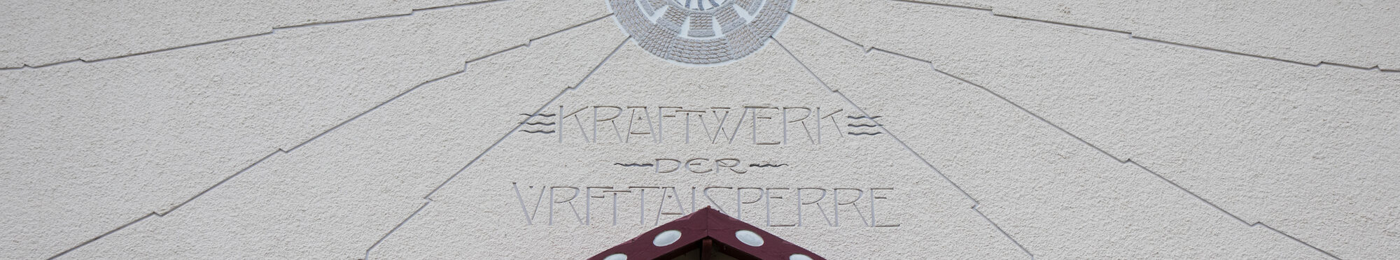 Kraftwerk Heimbach, Detail der Giebelseite mit Beschriftung
