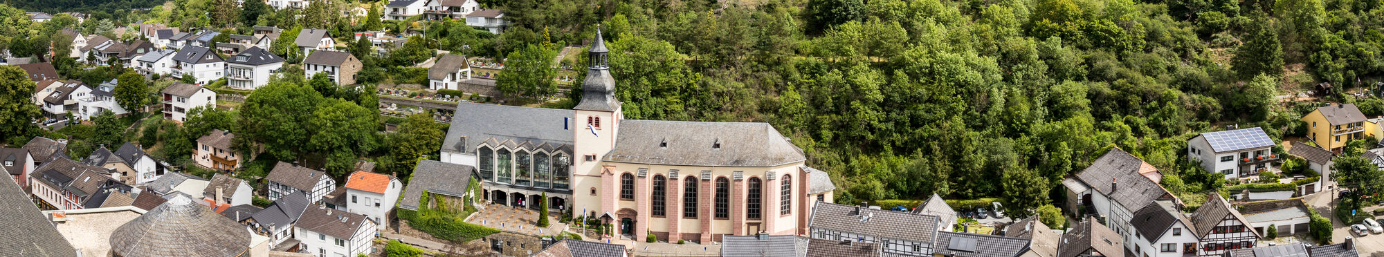 BLick von der Burg auf Heimbach und die Kirchen