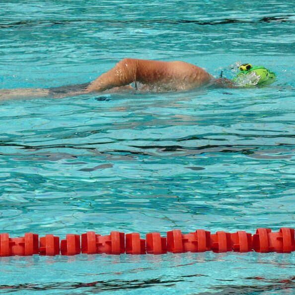 Ein Schwimmer im Schwimmbad