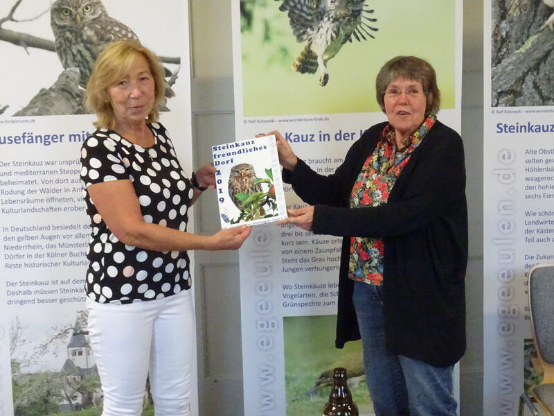 Doris Siehoff von der „Gesellschaft zur Erhaltung der Eulen e.V.“(rechts) überreichte der     Vlattener Ortsvorsteherin Ingrid Müller die Auszeichnung „Steinkauzfreundliches Dorf“.